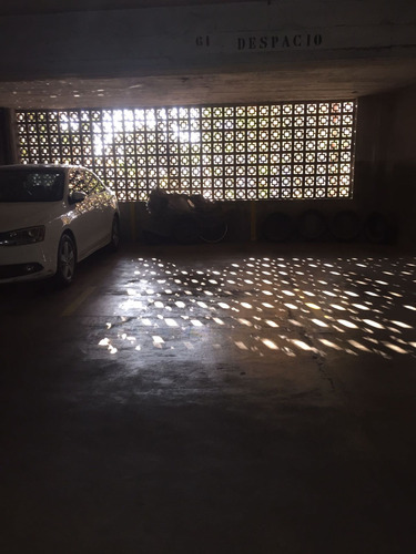 Cochera Cubierta En Venta, Olivos.