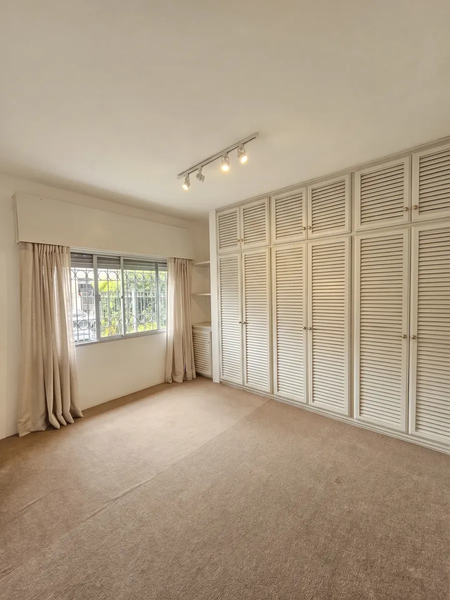 Se Alquila Impecable Y Amplia Casa Ubicada En Una De Las Mejores Zonas De Pocitos, A Pasos De Montevideo Shopping Y Con Excelente Conectividad. Garantía Requerida: Exclusivamente Anda O Cantaduria · Foto 2