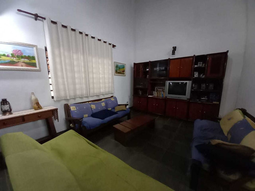 Imagem 13 de 14 de 1.000m², 04 Dormitórios, 01 Suíte, Espaço Gourmet E Piscina!
