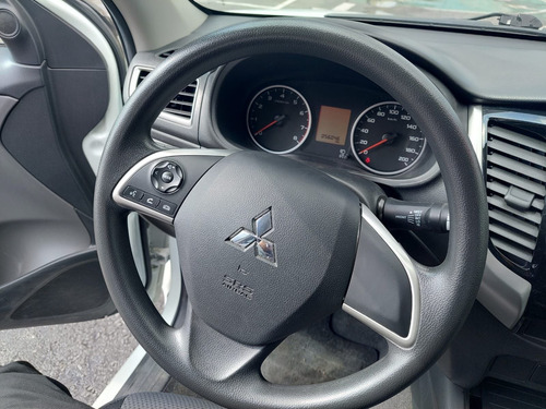 Imagen 8 de 13 de Mitsubishi L200 2018 2.4 Cabina Doble 4x2 Mt