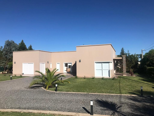Imagen 6 de 30 de Venta, Casa Quinta, 5 Ambientes, Quincho, Parrilla, Pileta, Jardín, Saladillo