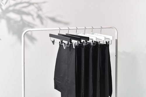Imagen 5 de 5 de Pack De 50 Perchas De Madera Negra Rectas Con Broches
