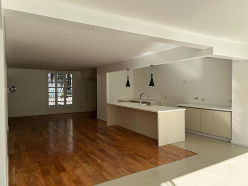 Casa De Estilo Francés, A Metros De La Av. Libertador, Remodelada A Nueva Con Un Concepto Moderno.