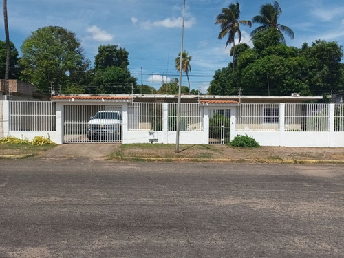 Casa En Venta Campo B, Puerto Ordaz. Amplia Casa Con Terreno Para Remodelar