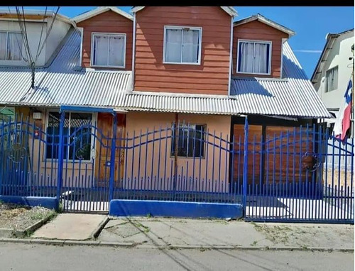 Casa En Venta De 5 Dorm. En Curicó