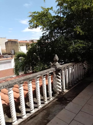Gm - Se Vende Casa En Charallave De 5 Habitaciones, 3 Baños Y 3 Puestos De Estacionamiento En Urbanización Cerrada Con Vigilancia Privada