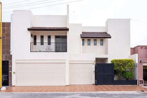 Casa En Venta Con Recámaras En Planta Baja, Gran Terreno Y Amplia Terraza.  En Las Quintas, Torr...