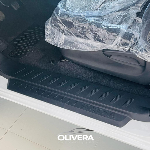 Toyota Hilux Pick Up 4x4 Diesel 0km - Olivera Automotores