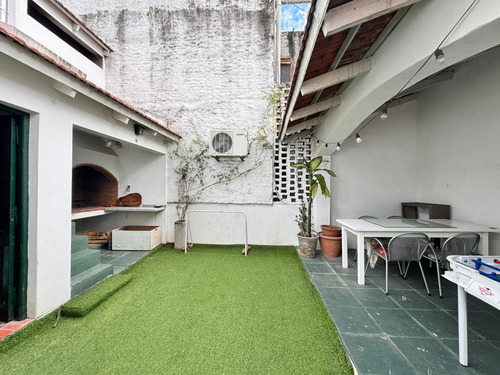 Venta - Casa Pasillo A 2 Cuadras Del Río. 3 Dormitorios Y Patio. Alquila Cochera En Edificio Al Lado