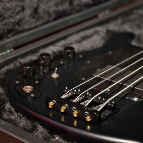Baixo Canhoto 4 Cordas Ativo X-vector Osm Custom Musicman (Usado)
