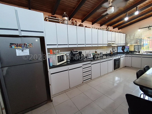 24-13391 Hermosa Casa En Venta, Urb. Los Samanes, Maracay Mord