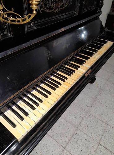 Hermoso Piano Vertical Schiedmayer Con Candelabros De Bronce Negro (Usado)