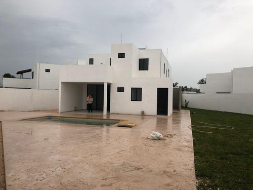 Venta De Casa En Privada,fontana, Mérida,  4 Recámaras Y Alberca.