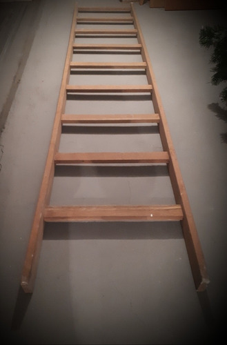 Escalera De Madera Alta