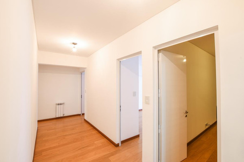 Departamento De 3 Dormitorios En Venta - Nuevo Con Cochera Y Patio - Centro