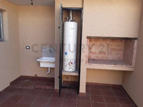 Imagen 9 de 18 de 133 Entre 70 Y 71 . Duplex En Venta, Los Hornos.-
