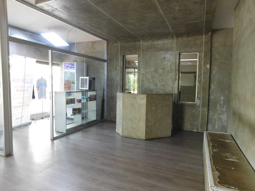 Local En Venta Urb. Santa Eduvigis