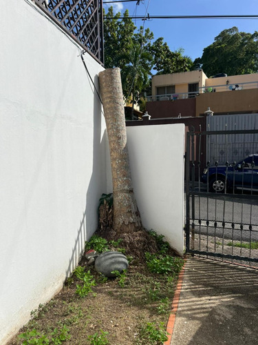 Casa En Venta En Altos De Arroyo Hondo Ii De 4 Habitaciones De Esquina En Oferta