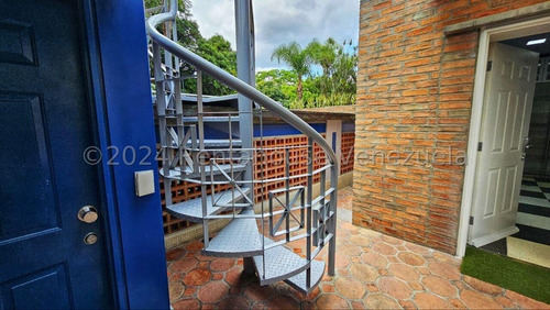 En Venta Impresionante Casa Ubicada En La Urbanización La Floresta 24-27529