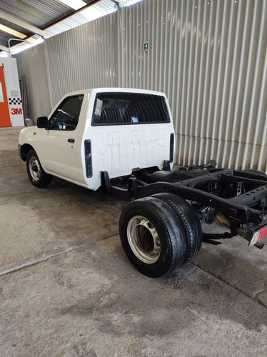 Imagen 3 de 8 de Nissan Np300 2014 2.5 Diesel Chasis 4x2 Mt