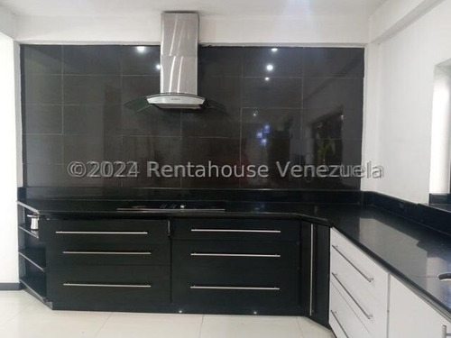 Hermosa Casa Con Estilo Moderno, De Dos Niveles, Cuenta Con Hall De Entrada, Sala De Estar, Tres Dormitorios Con Baños Y Vestier , Una Habitación Solo Con Baños, Un Medio Baños, Family Room