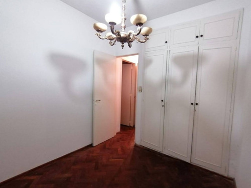 Departamento De 3 Dormitorios Y Patio En Venta, Centro, Rosario.