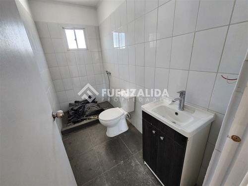 Casa En Venta De 5 Dorm. En Santiago