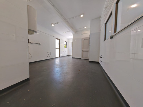 Versatil Propiedad Comercial, Nueva, 3 Pisos Con Ascensor