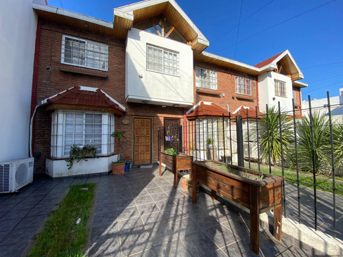 Duplex En Venta De 4 Ambientes Con Cochera Y Patio