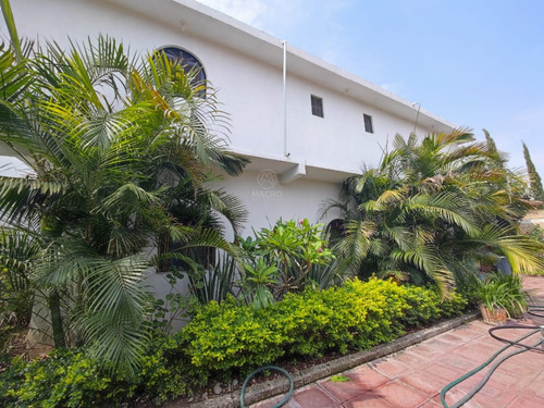 Casa En Venta En Col. Iztaccihuatl De Dos Niveles Con Jardín.