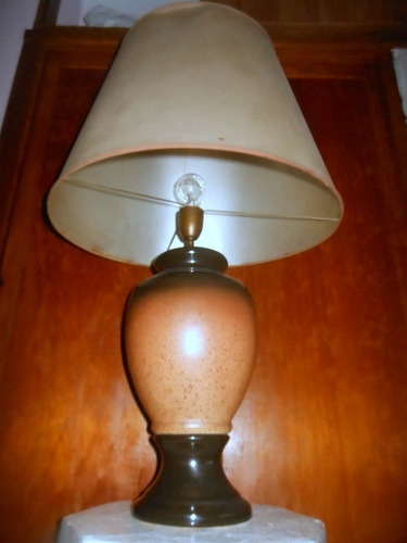 Antigua Lámpara De Mesa De Cerámica Con Pantalla Funcionando