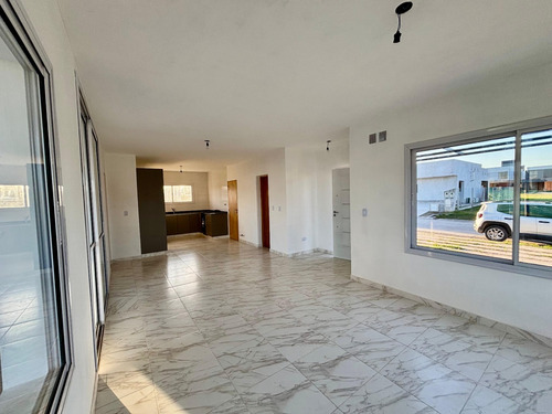 Venta Casa 2 Dormitorios Otros Barrios Con Cochera