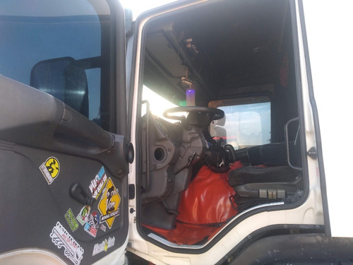 Imagem 4 de 8 de Scania P310 2006 4x2