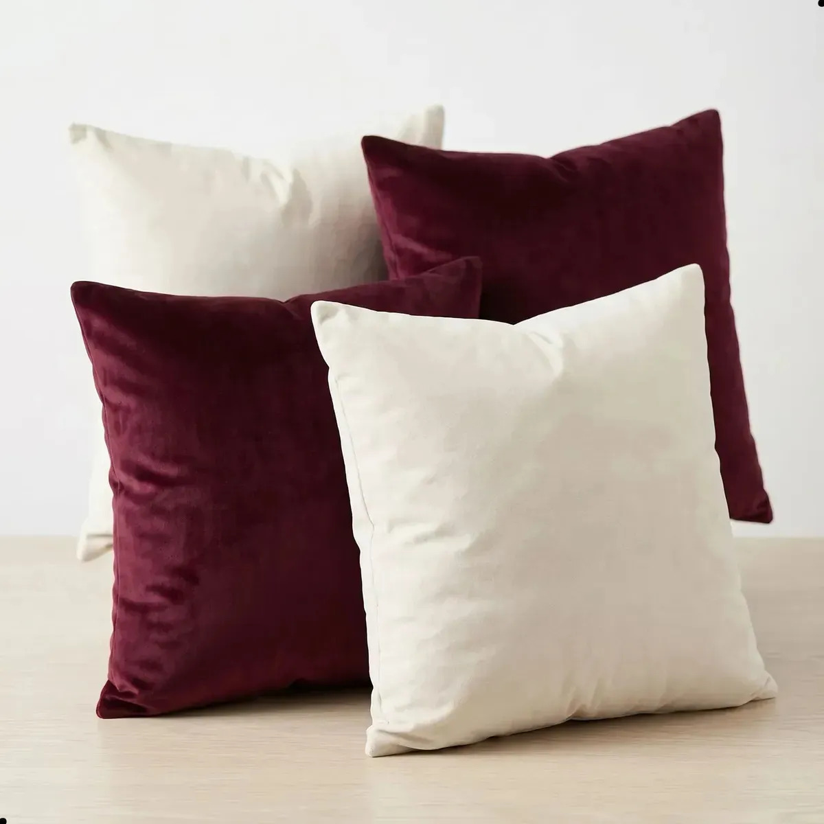 Conjunto 4 Capas Para Almofada 2 Beges + 2 Bôrdo Suede 45x45 Aveludadas Macias Zíper Invisível Decorativas Para Sofá Sala Quarto