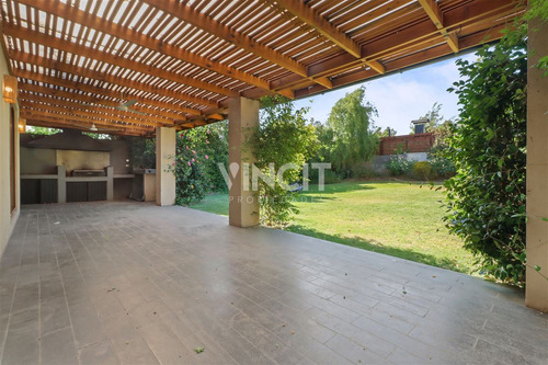 Casa Desocupada 3d + Servicio, Quincho Y Piscina