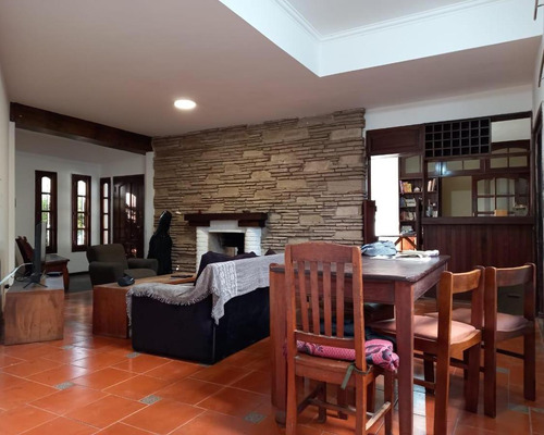 Casa En Venta Bº Maipu 1º Sección. 3 Dormitorios-3baños. Con Escritura. 330 M2
