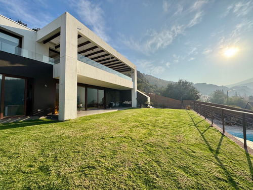 Con Vista, Condominio Y Cercana A Colegios En Los Trapenses