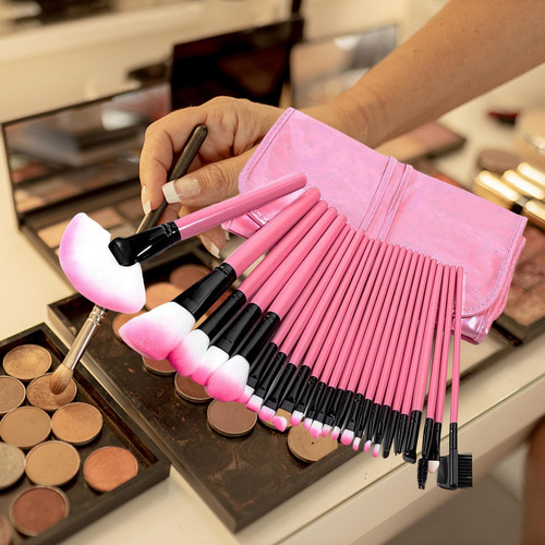 El Cepillo Profesional Del Maquillaje Fija Las Cerdas De La