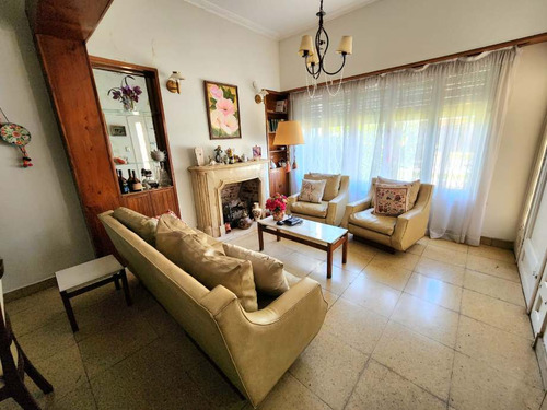 Chalet En Venta En Castelar Sur