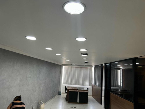 Sala Comercial Mobiliada E Com Equipamentos De Escritório