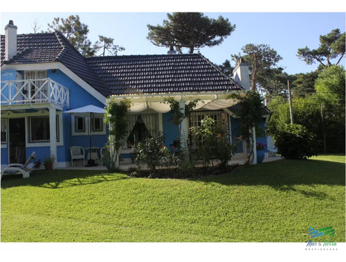 En Venta Y Alquiler... Casa En Excelente Zona, Distribuida En Dos Plantas.