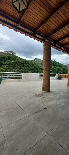 Venta De Hermoso Townhouse En Urb La Floresta Mic03