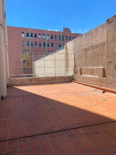 Departamento Céntrico De Amplias Dimensiones,con Cochera, Baulera Y Terraza Exclusiva