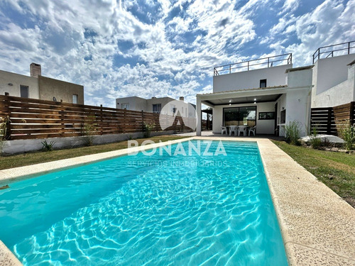 Punta Colorada - Piriápolis. Casa En Venta Con Piscina, 50 Metros De La Playa.