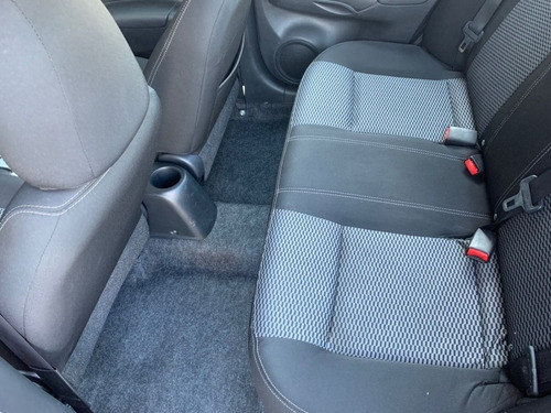 Imagem 7 de 15 de Nissan Versa Sv 1.6 16v Flex Xtronic