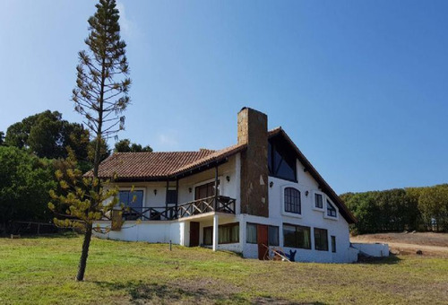 Casa En Venta De 5 Dorm. En Concón