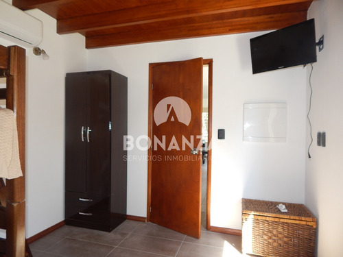 Casa En Alquiler, Piriápolis. 4 Cuadras De La Playa Y Rambla. 2 Dormitorios 2 Baños. Gran Parrillero Techado. Wifi, Aire Acondicionado, Alarma Tv Cable