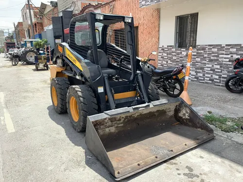 Minicargador New Holland L220 Modelo 2011