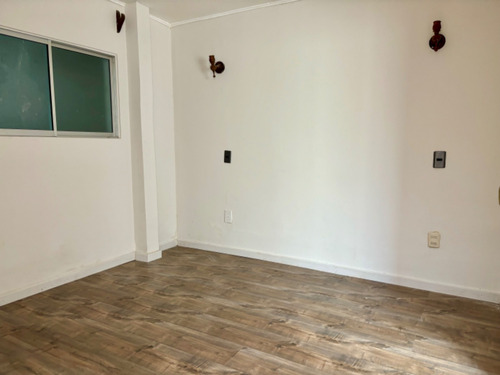 Amplia, Cómoda Y Soleada, 5 Dormitorios, 4 Baños, Sala Estar