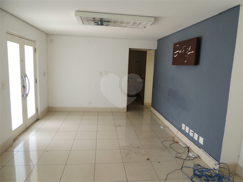 Imagem 5 de 29 de Sobrado Comercial Com Várias Salas E Agradável Jardim./ Locado - Reo514108